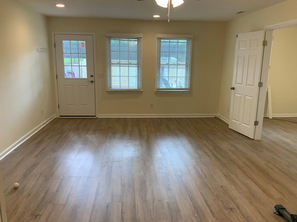 Large living space, new door, 2" blinds, new ceiling fan
