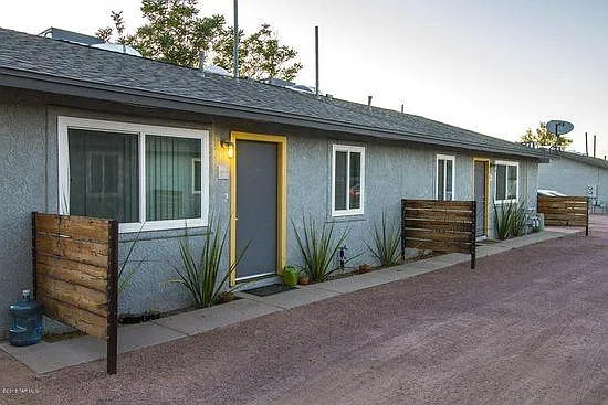 812 E Blacklidge Dr — Photo 1