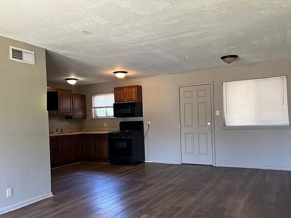 3rd image of 5105 N Woodland Dr