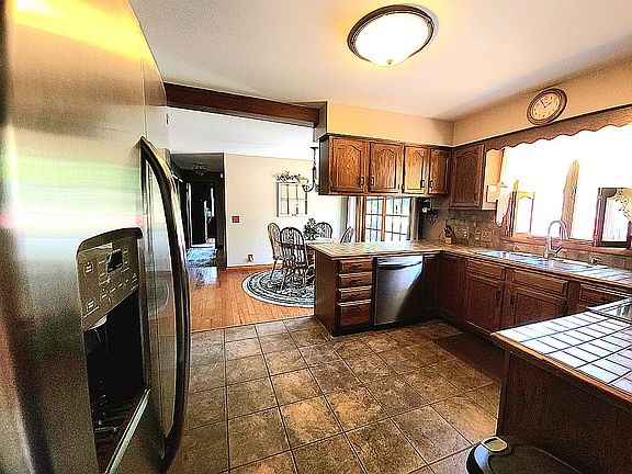 5th image of 809 Sunflower Dr