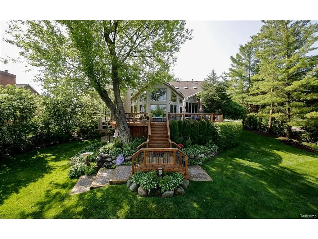 4526 Lakeshore Ct photo 1