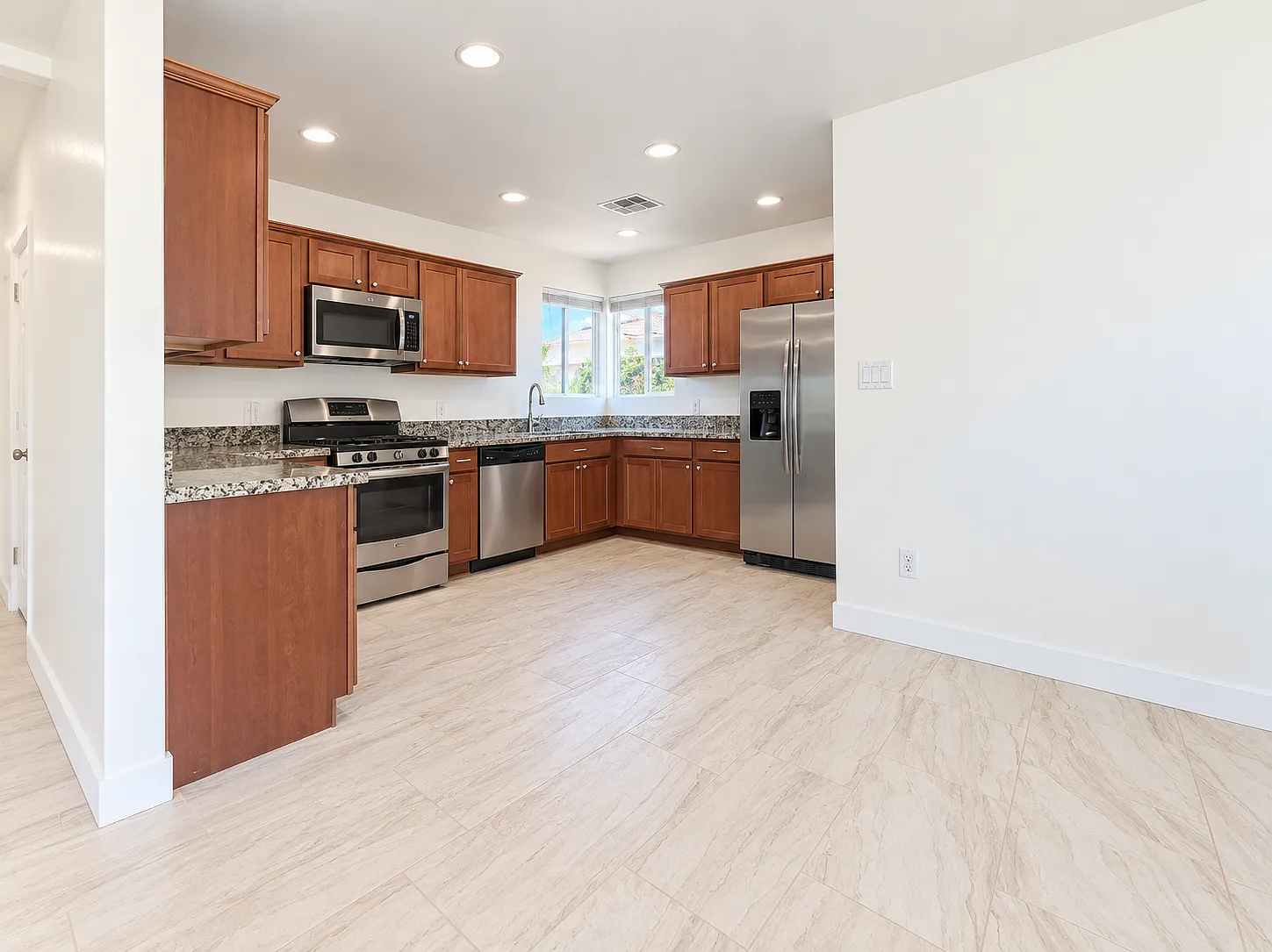 1802 N Whittier Dr — Photo 3