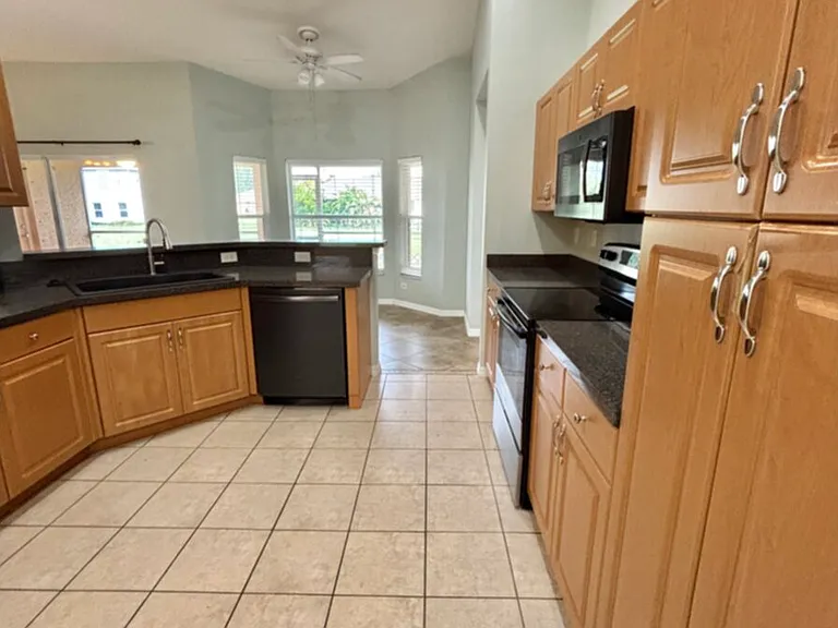 1405 Trafalgar Pkwy — Photo 16