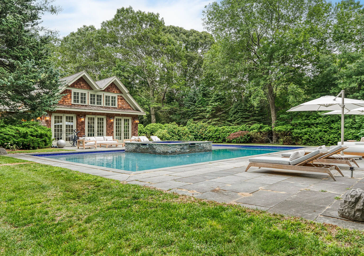 Stunning Sag Harbor Estate on Over 3 Acres, Pool, Tennis — Photo 3