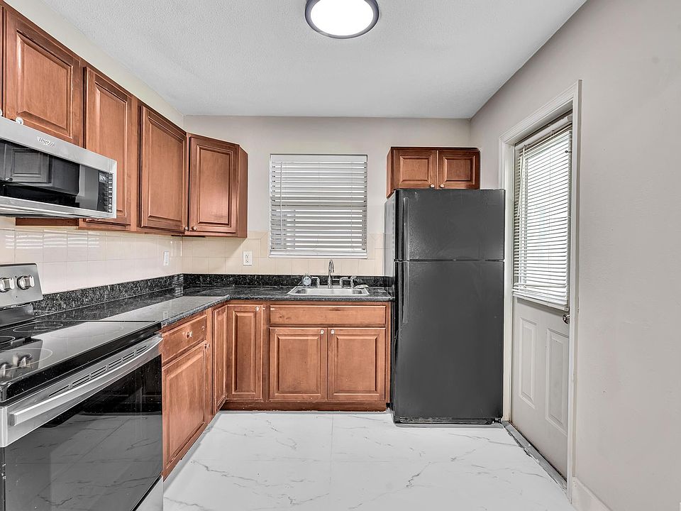 1st image of 626 SW 14th Ave #102