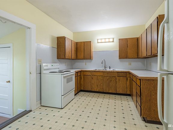 3rd image of 701 N Nanum St