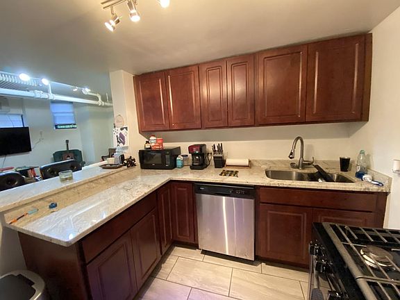 4th image of 915 W Cornelia Ave #3