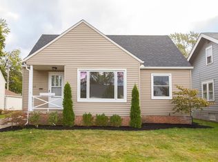 1525 Hampton Rd, Rocky River, OH 44116