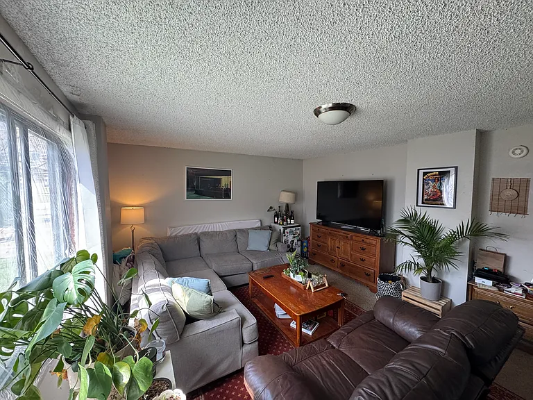 1699 Geneva Dr — Photo 2
