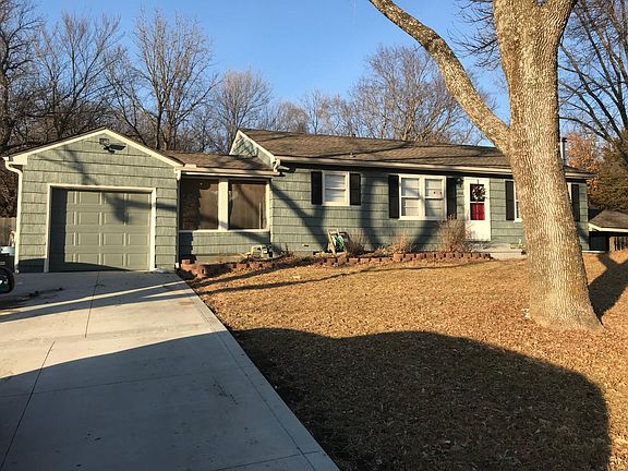 Single car garage and driveway with plenty of parking