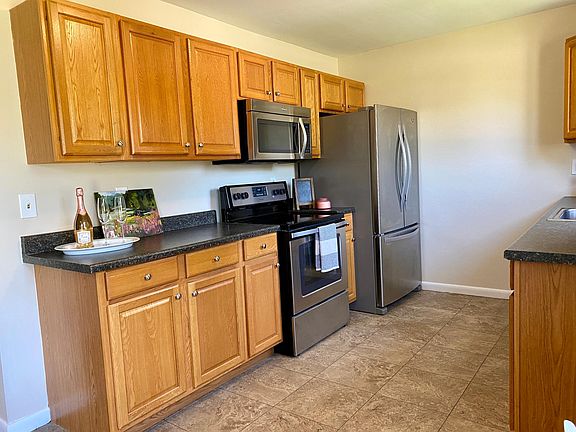 Kitchen with like-new appliances and oak cabinets