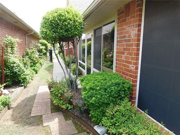 3rd image of 11925 Maple Valley Dr