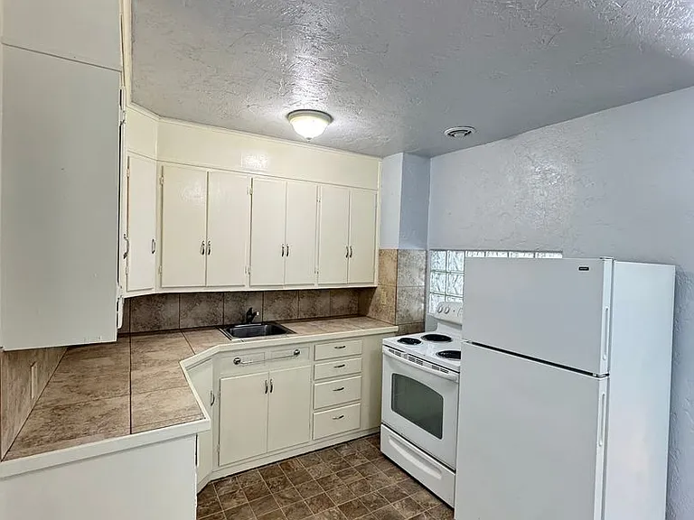 417 Lyon St SE — Photo 3