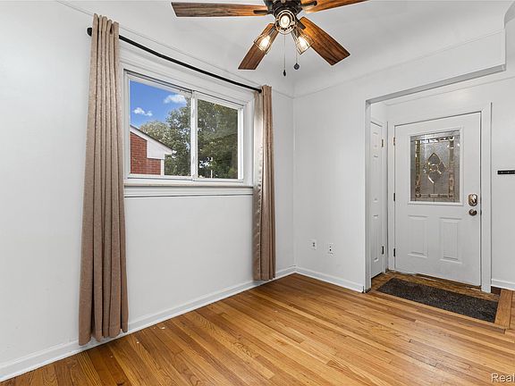 5th image of 28923 Westfield St