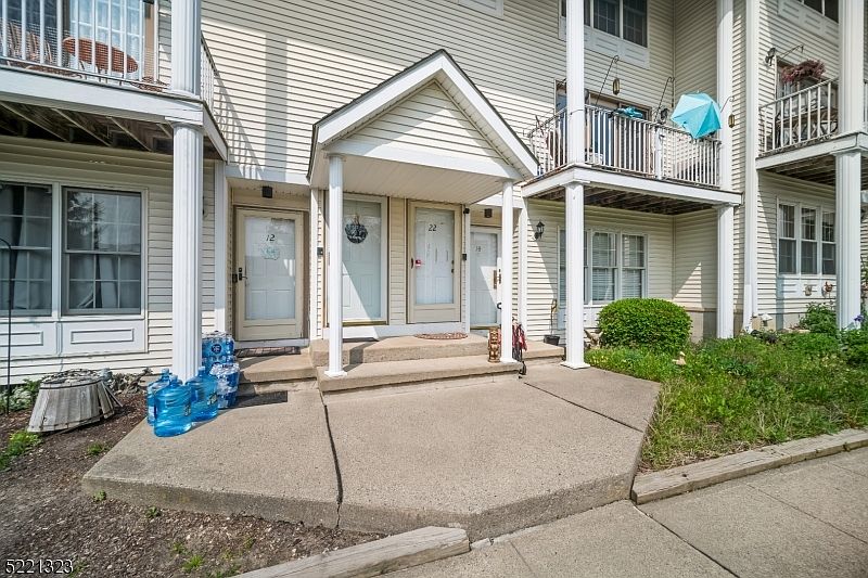 1st image of 22 Amherst Ct