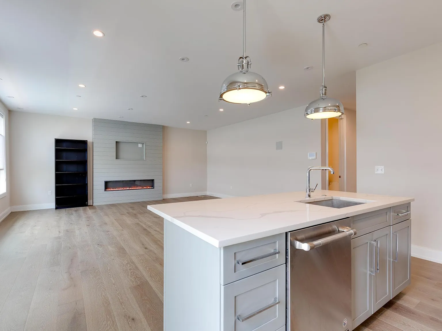 2 bed, 1186 sqft, $3,900 — Photo 2