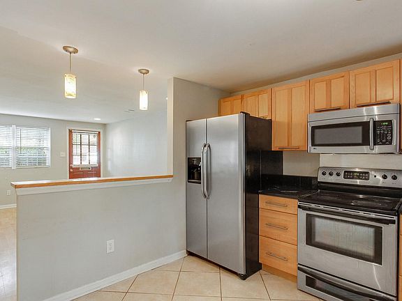 4th image of 410 E 35th St #B