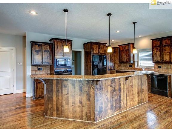 CHEFS STYLE GOURMET KITCHEN WITH PLENTY OF ROOM FOR ENTERTAINING!