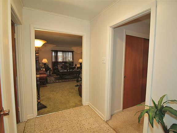 4th image of 4033 Redwood Dr
