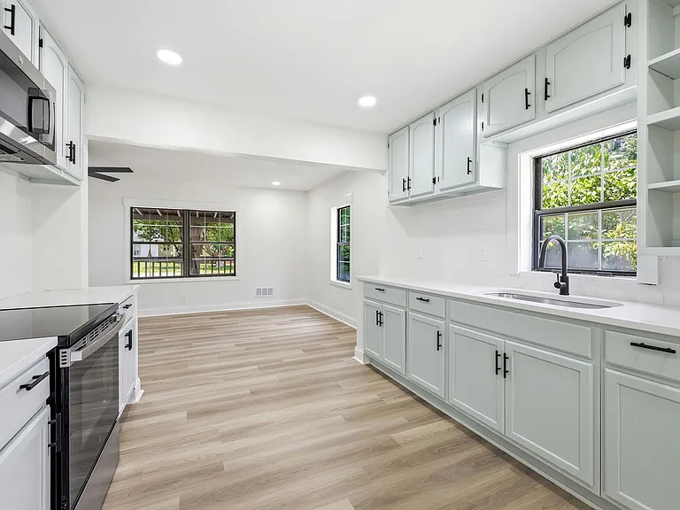 825 N Crysler Ave — Photo 1