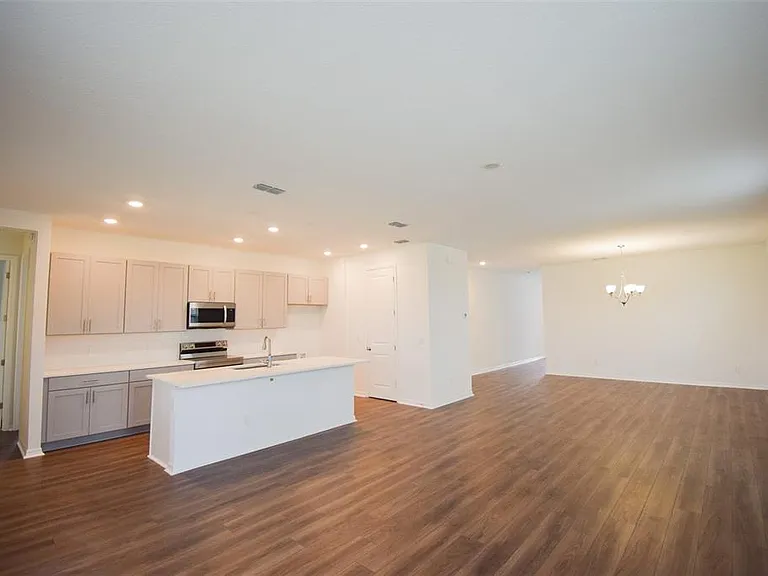 2370 Lancashire St — Photo 12