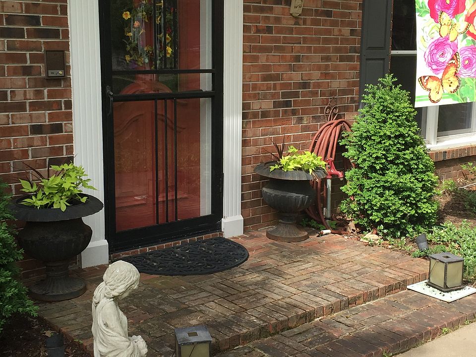 2nd image of 1323 Oaklawn St
