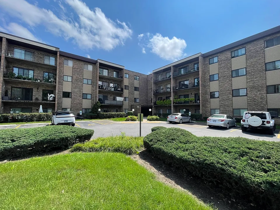 725 W Huntington Commons Rd #416