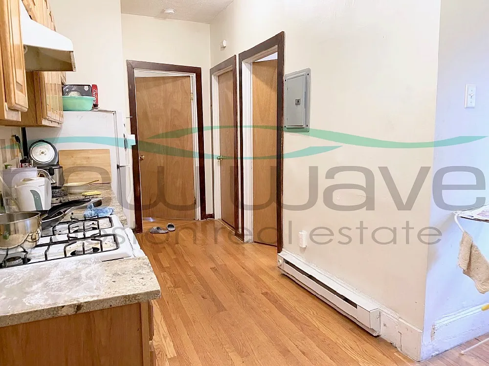 3 bed, 999 sqft, $4,200 — Photo 1