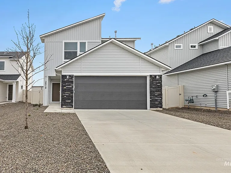 2518 W Fallon Loop — Photo 1