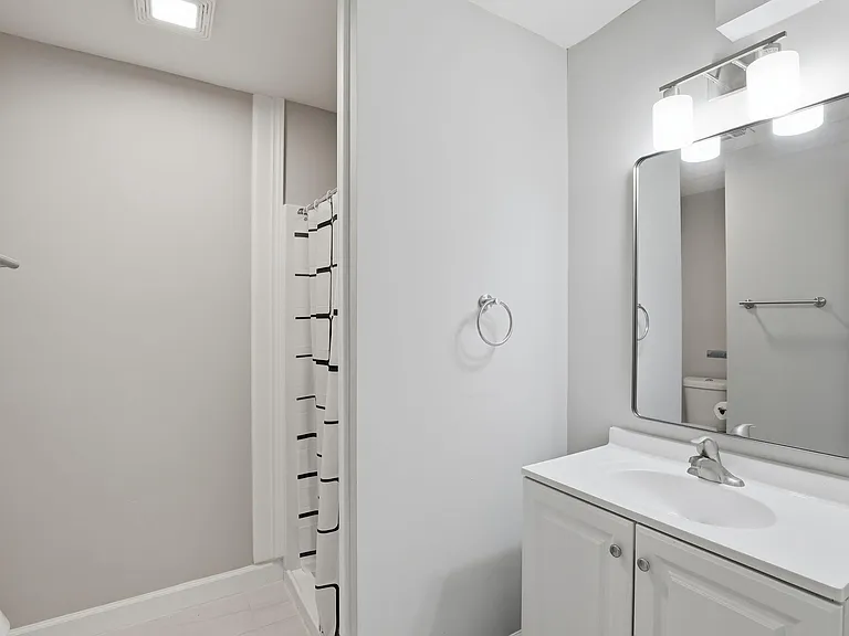 D/S Shared Bathroom #2