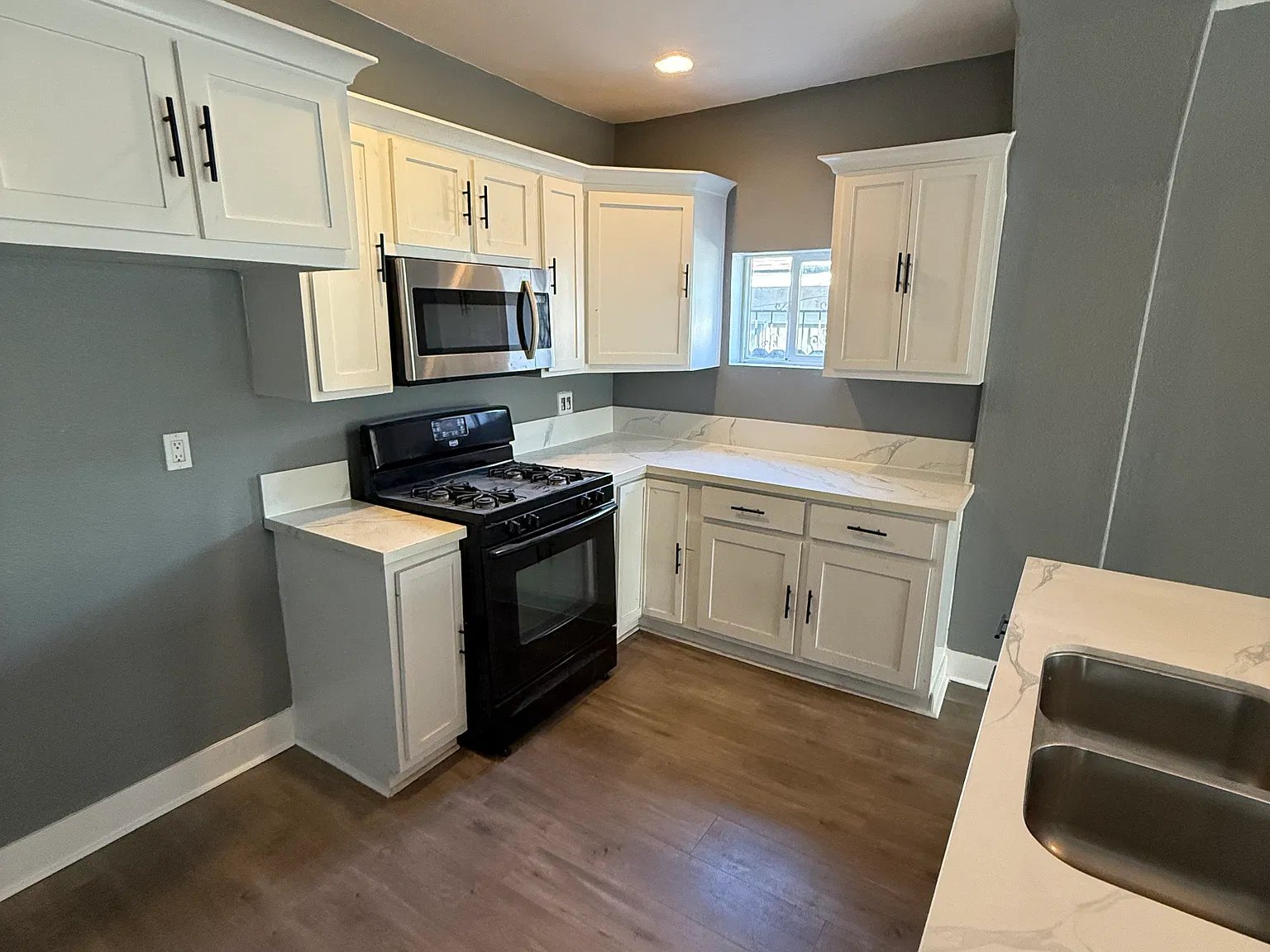 423 E Belmont St — Photo 3