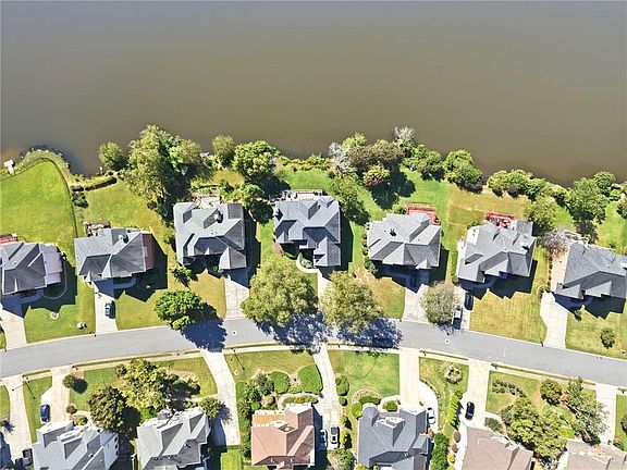 2nd image of 3662 Lake Edge Dr