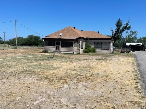 161 E Dean St, La Pryor, TX 78872