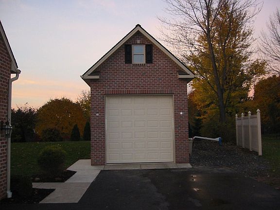 detached 2 car tandem garage 12' ceiling