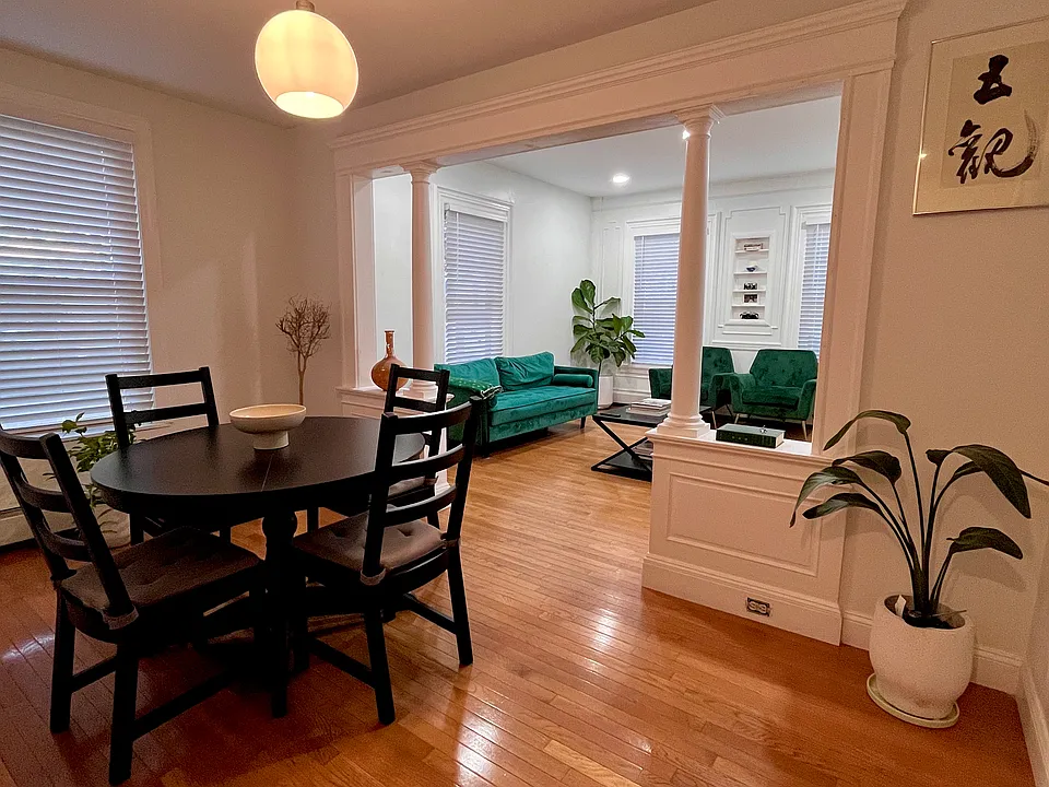 712 Main St #1