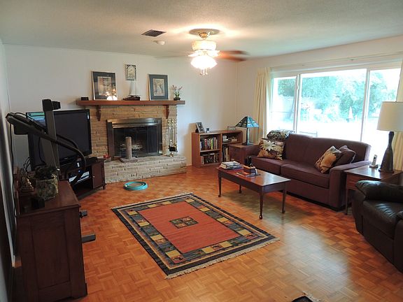 living room w/ fireplace