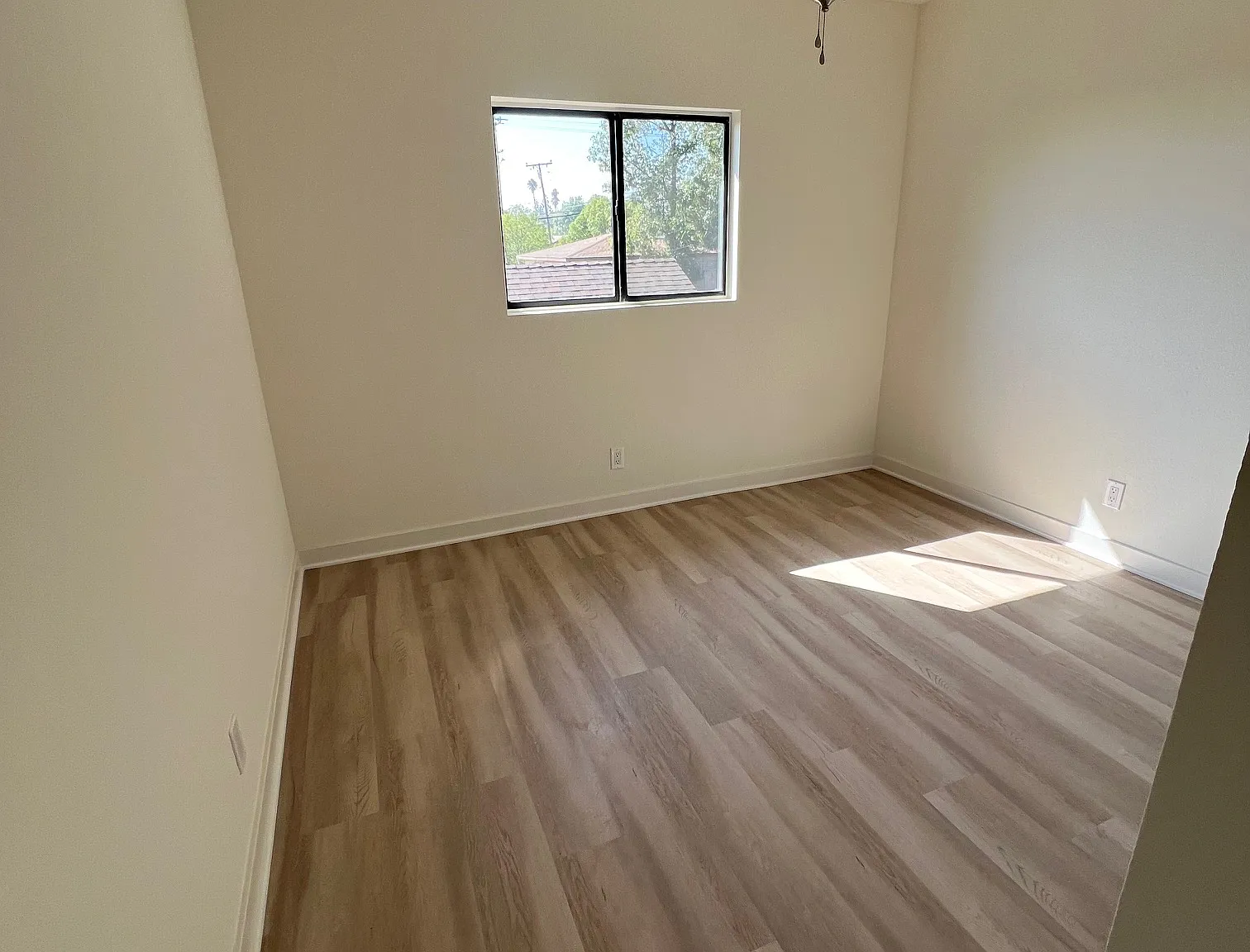 235 W 4th St — Photo 3
