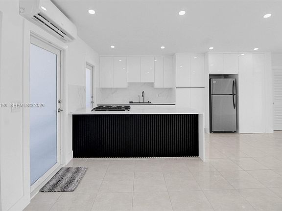 5th image of 2700 NE 135th St APT 12