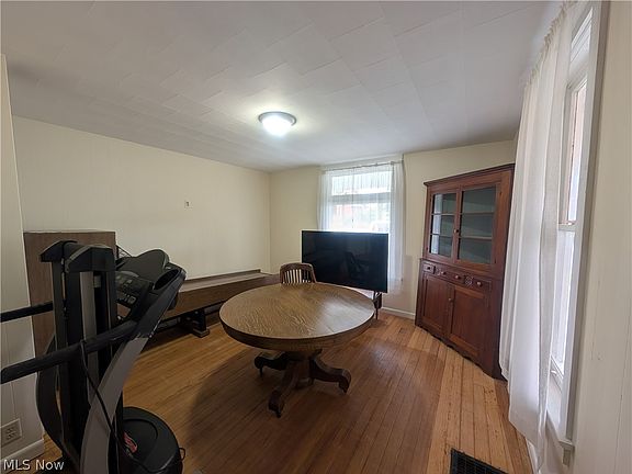5th image of 123 E Main St
