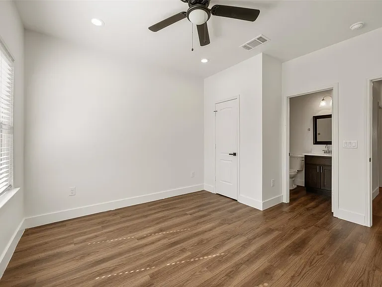 15407 Armstrong Ave — Photo 17