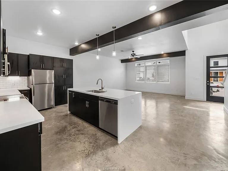 214 Lynn Dr — Photo 5