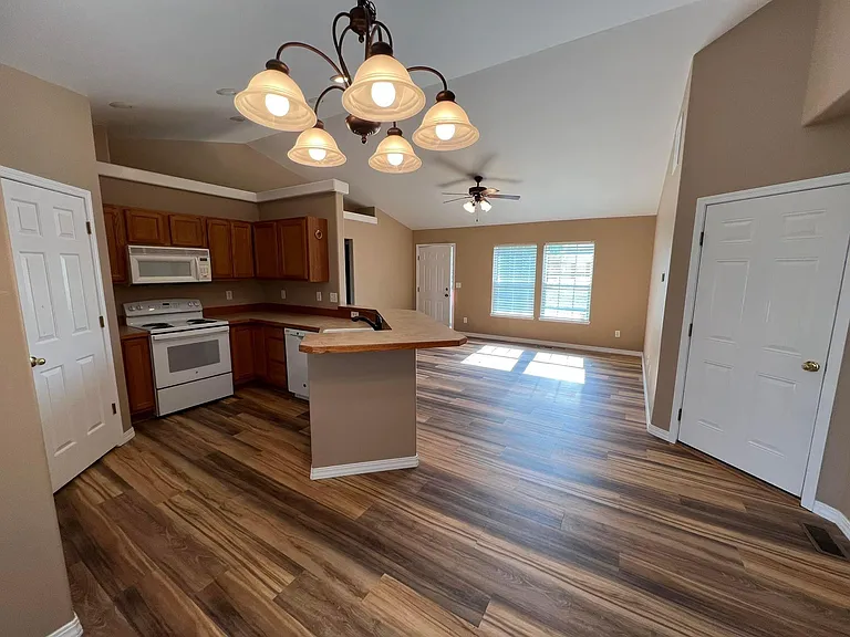 1465 Valencia St — Photo 2
