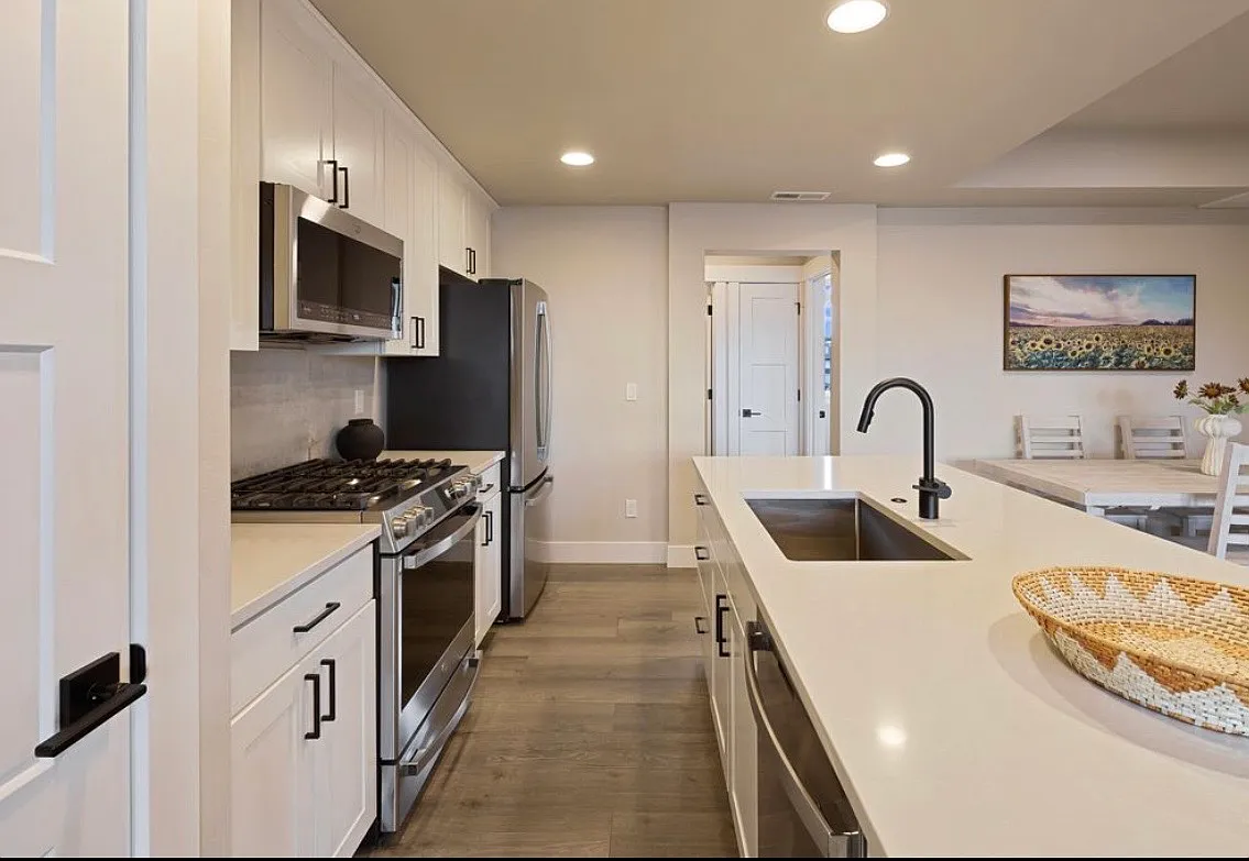 3 bed, 1751 sqft, $3,300 — Photo 3