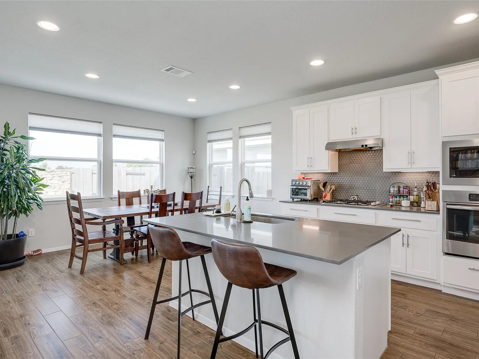3 bed, 2.5 bath, 1886 sqft, $2,650 — Photo 3