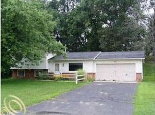 5815 Rockcroft Blvd, Clarkston, MI