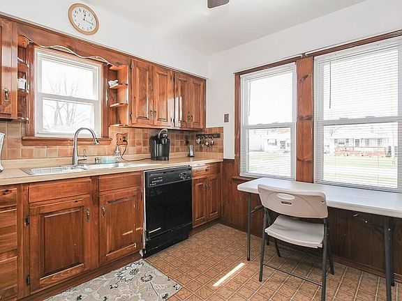 4th image of 931 E 349th St