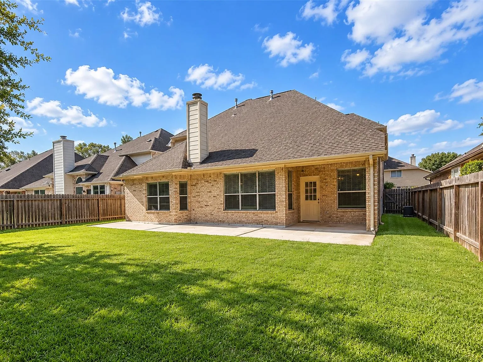 4 bed, 2.5 bath, 6325 sqft, $2,345 — Photo 2