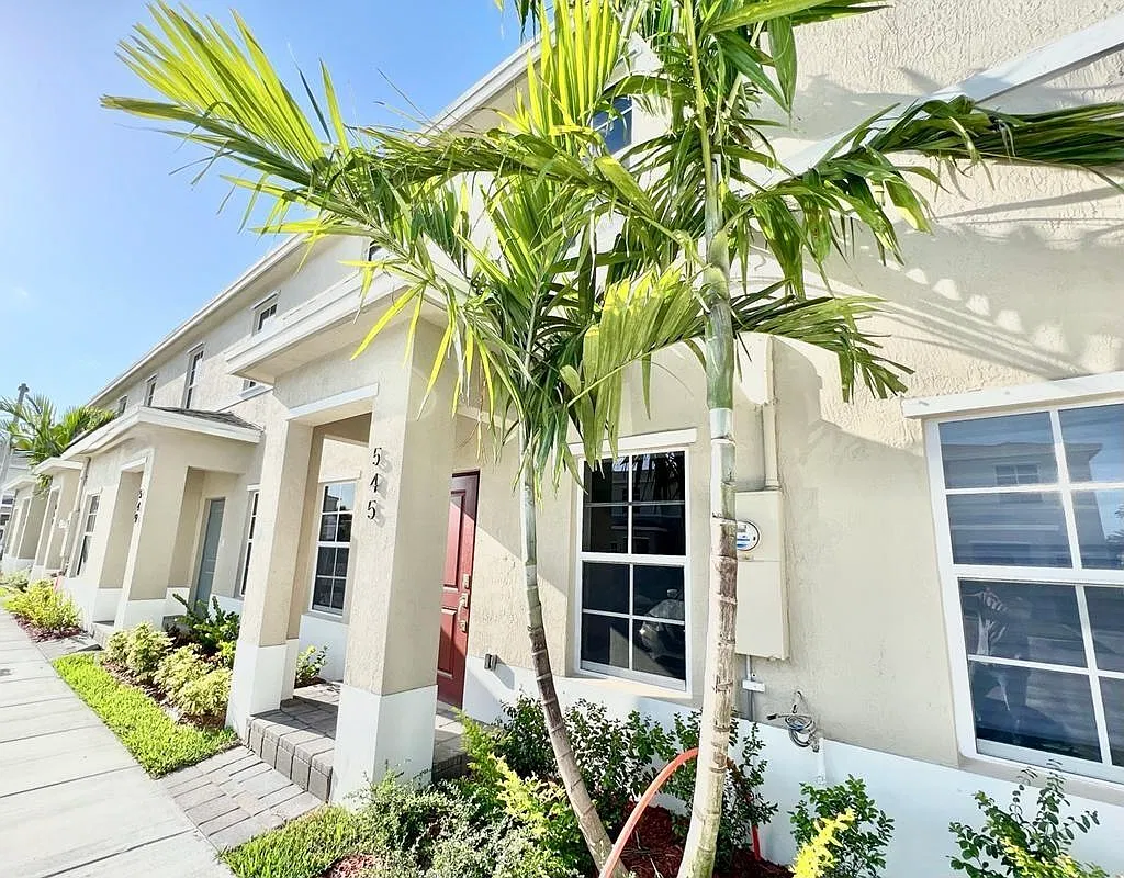 3 bed, 3.5 bath, 1470 sqft, $2,700 — Photo 1
