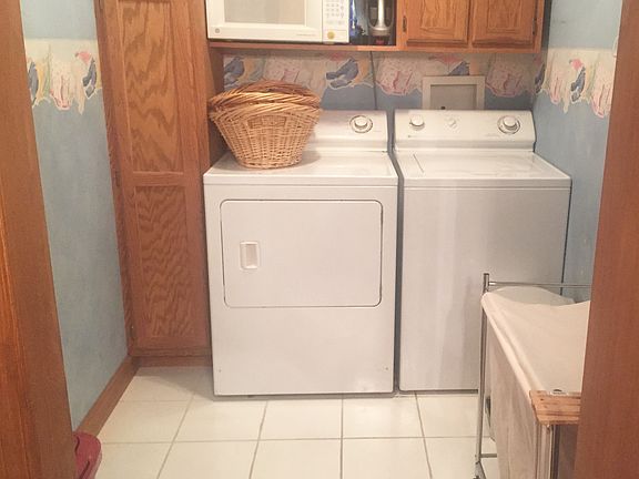 Lg laundry room off kitchen