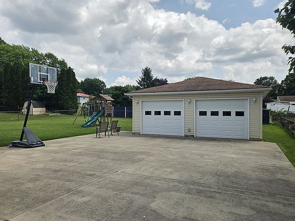 3rd image of 968 Dianewood Dr